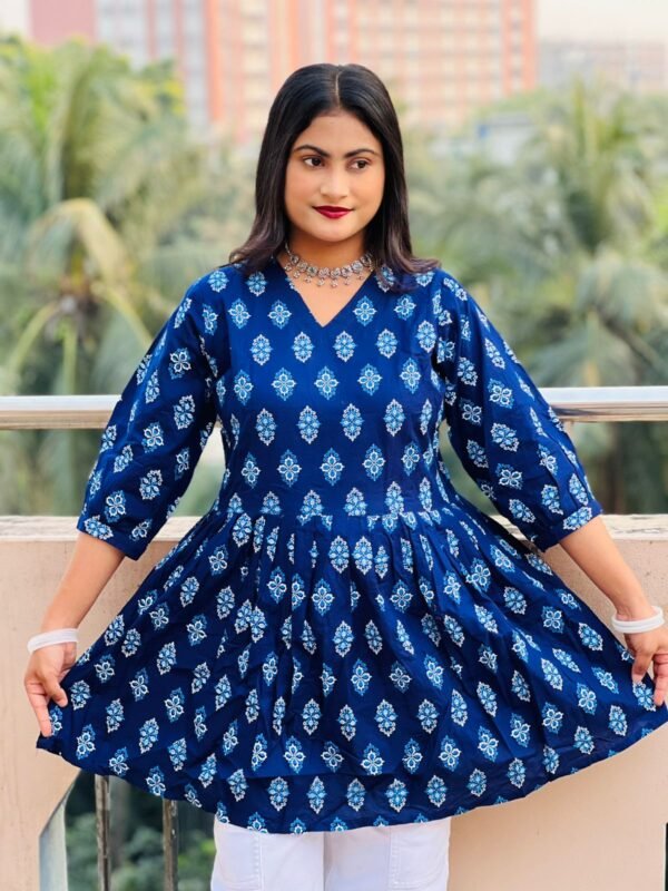 নীলা কুর্তি